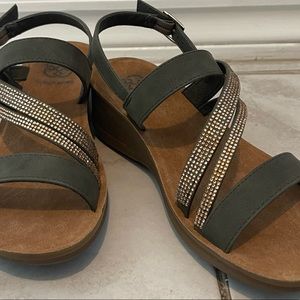 flats color green and gold strips